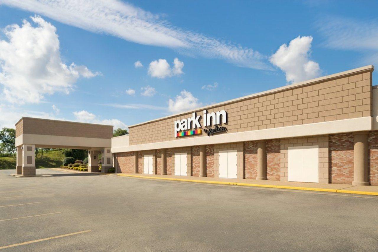 Hotel Ramada By Wyndham Uniontown Esterno foto