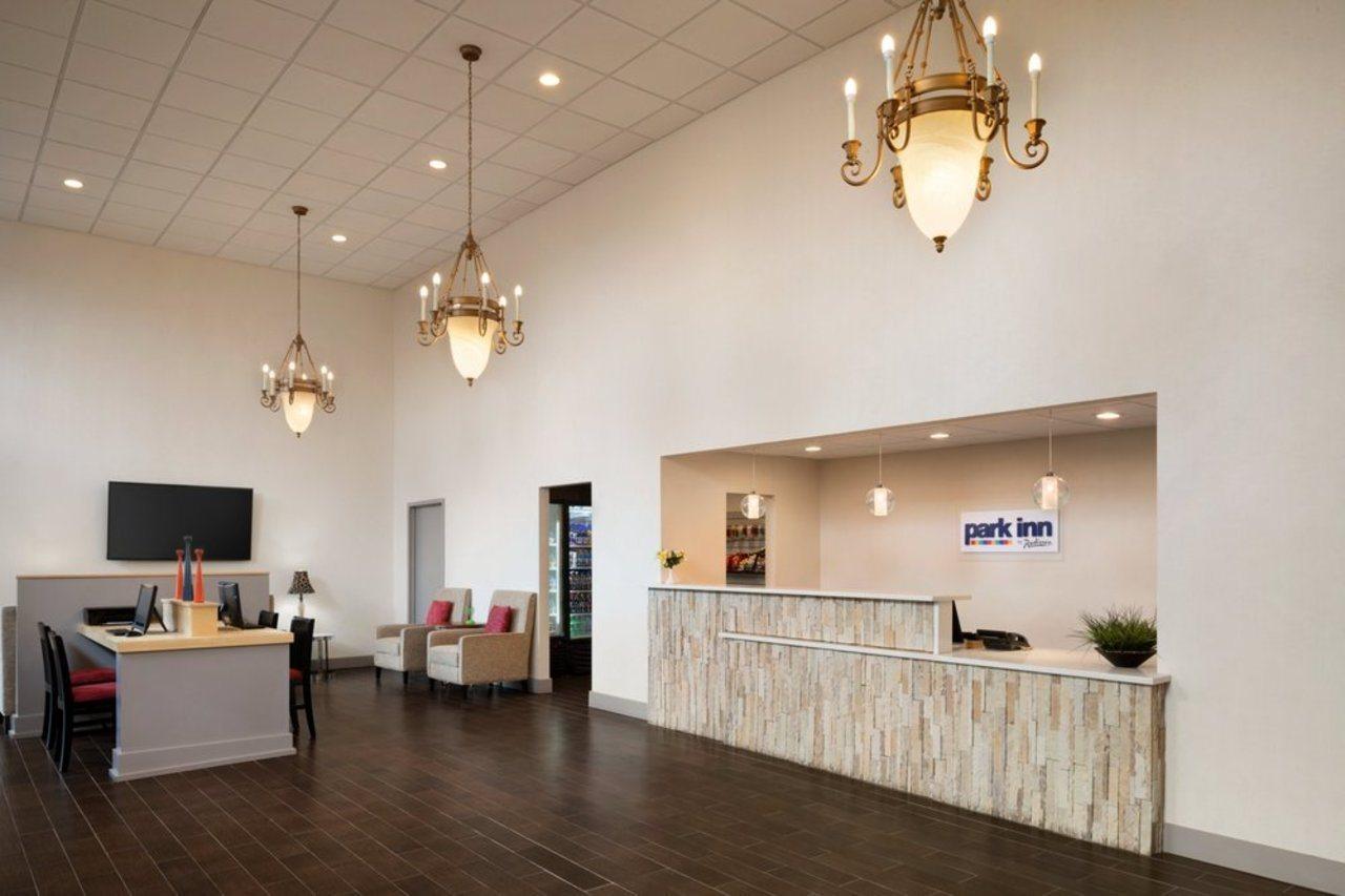 Hotel Ramada By Wyndham Uniontown Esterno foto