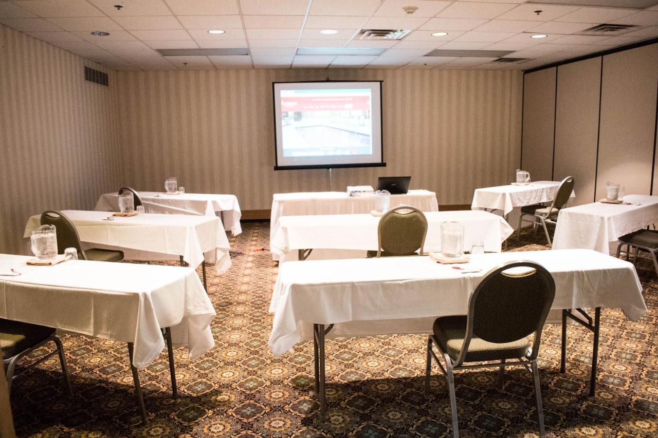 Hotel Ramada By Wyndham Uniontown Esterno foto