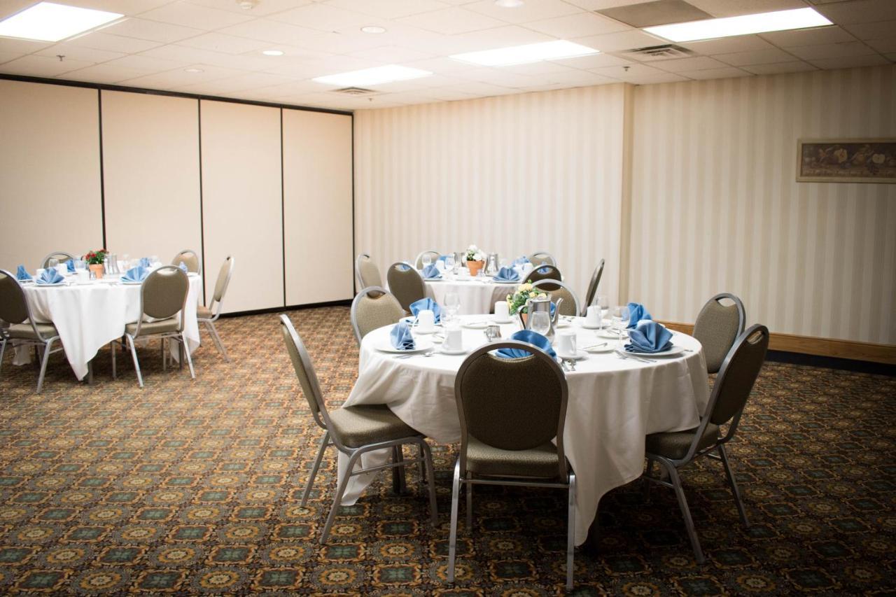 Hotel Ramada By Wyndham Uniontown Esterno foto
