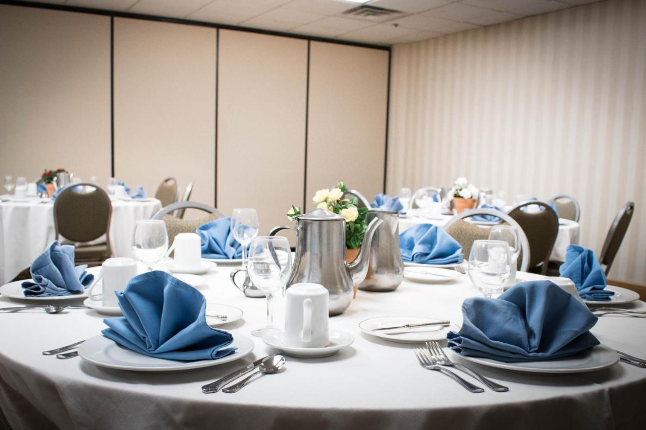 Hotel Ramada By Wyndham Uniontown Esterno foto