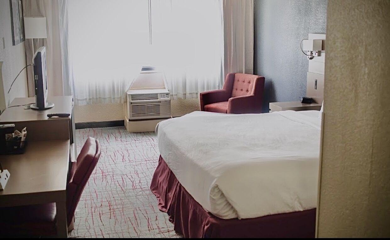 Hotel Ramada By Wyndham Uniontown Esterno foto