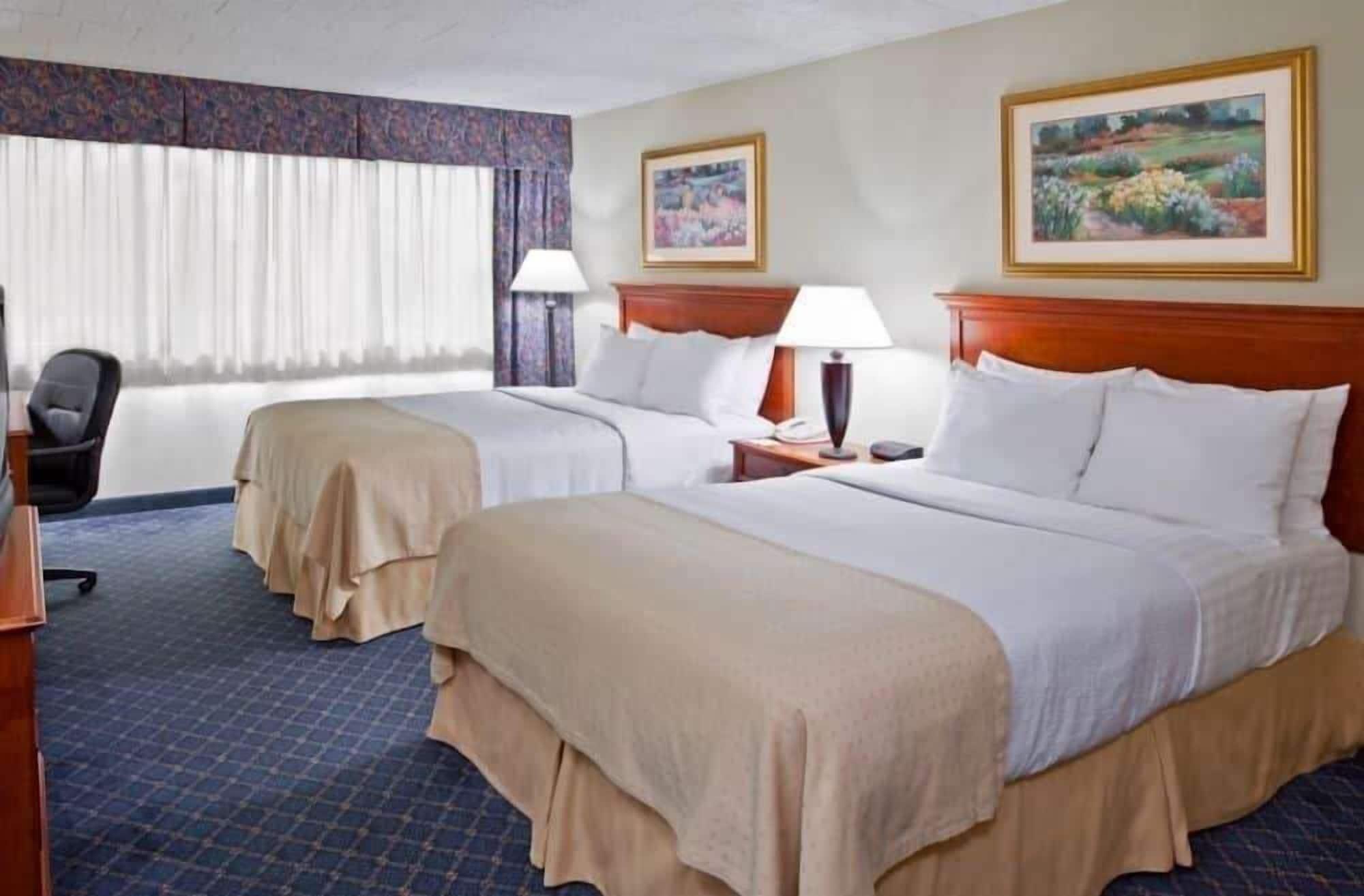 Hotel Ramada By Wyndham Uniontown Esterno foto