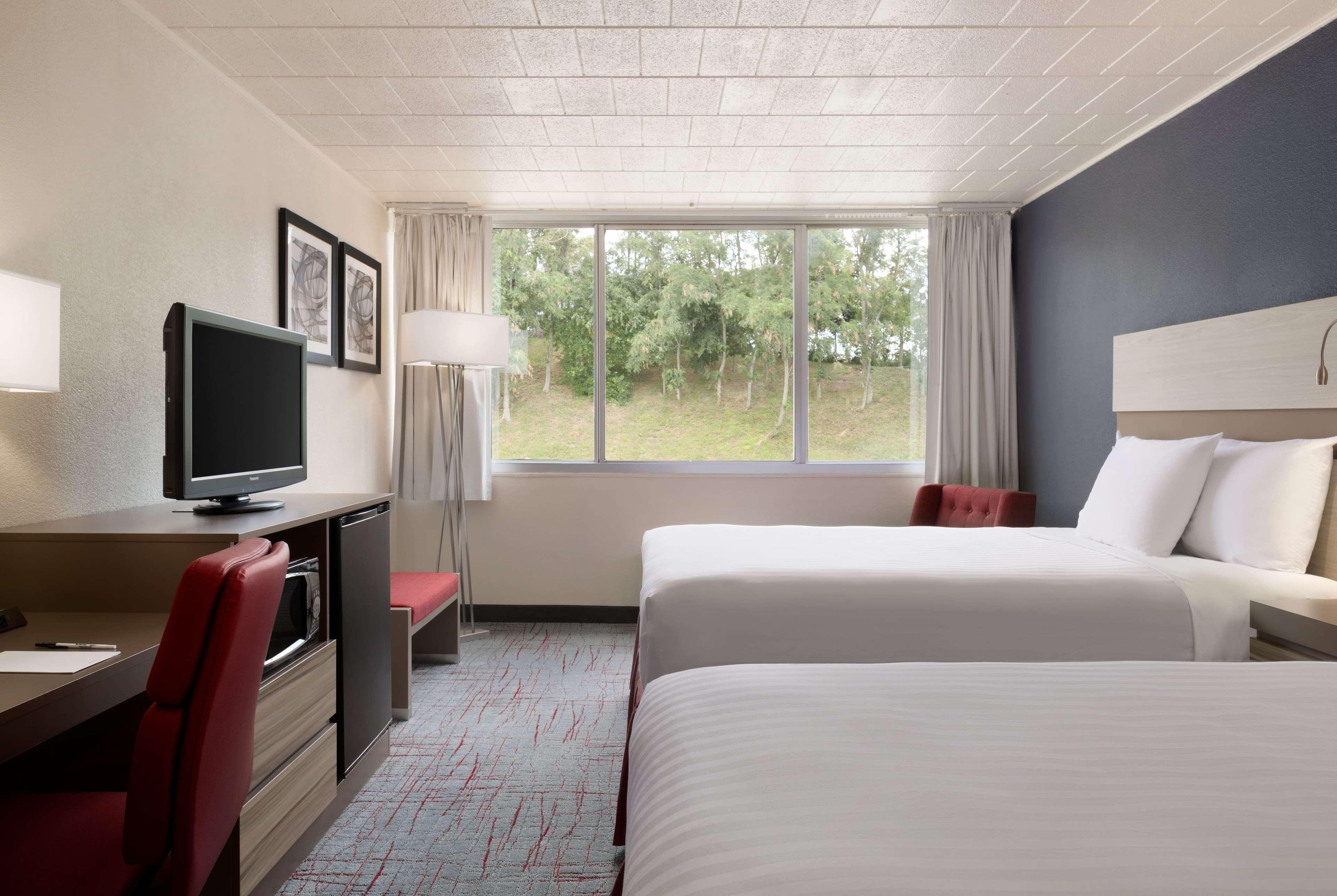 Hotel Ramada By Wyndham Uniontown Esterno foto