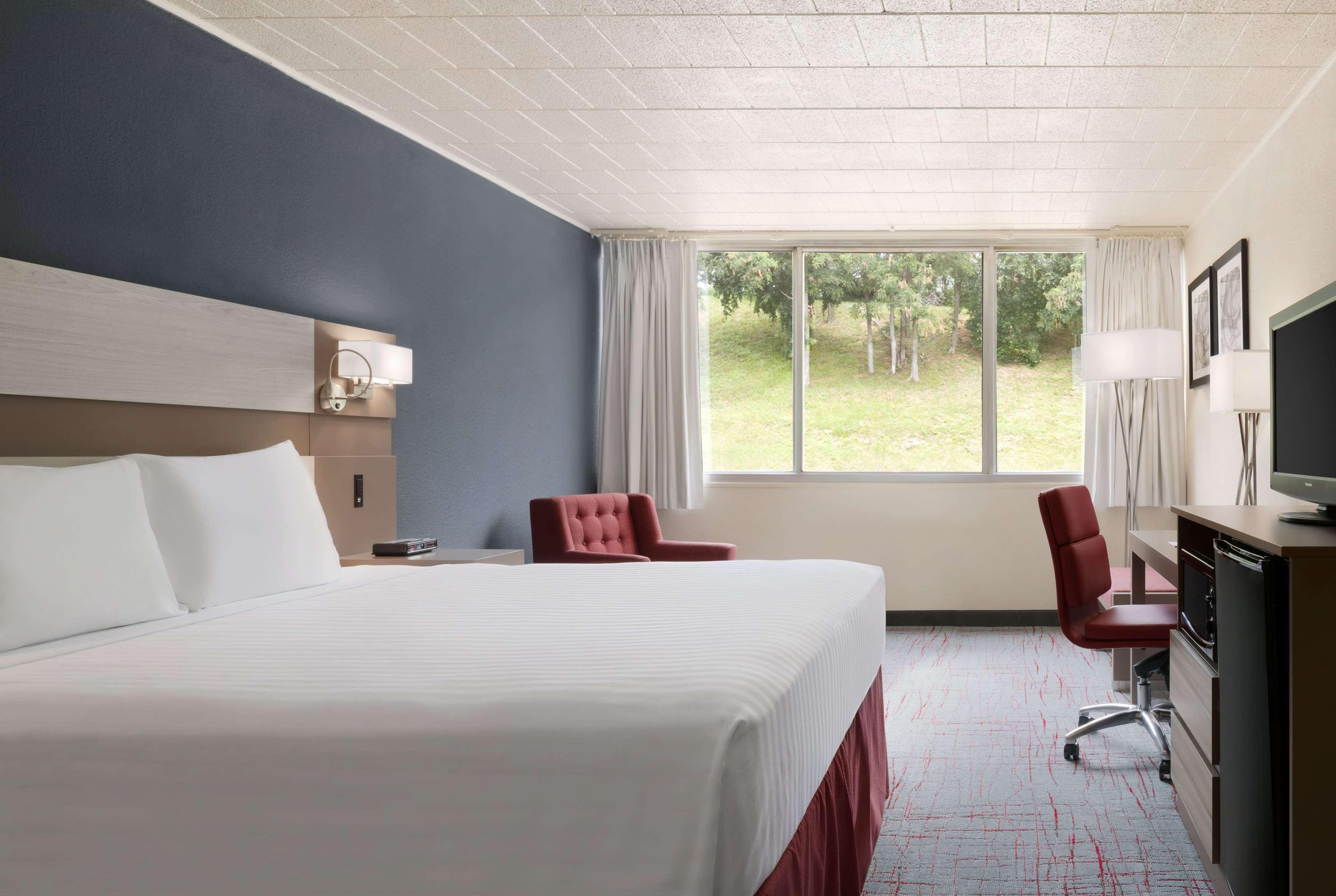 Hotel Ramada By Wyndham Uniontown Esterno foto
