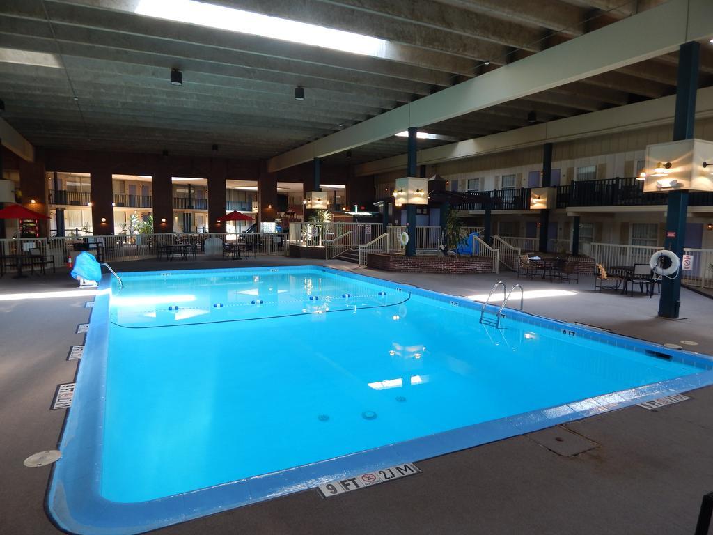 Hotel Ramada By Wyndham Uniontown Esterno foto