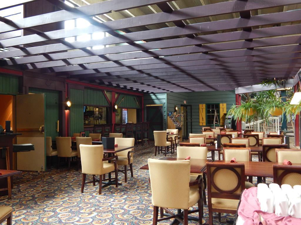 Hotel Ramada By Wyndham Uniontown Esterno foto