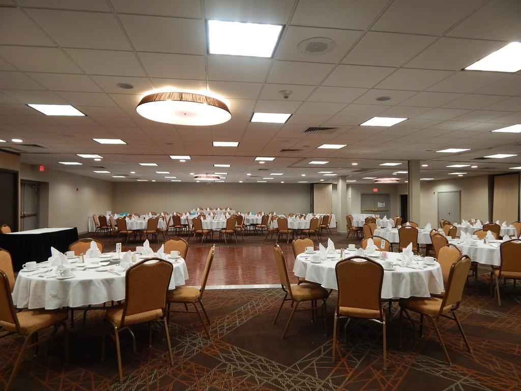 Hotel Ramada By Wyndham Uniontown Esterno foto