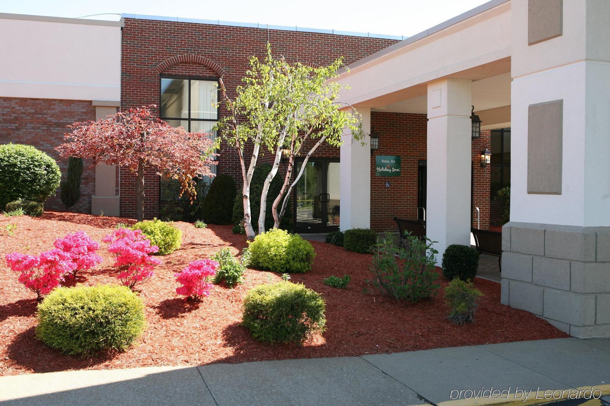Hotel Ramada By Wyndham Uniontown Esterno foto