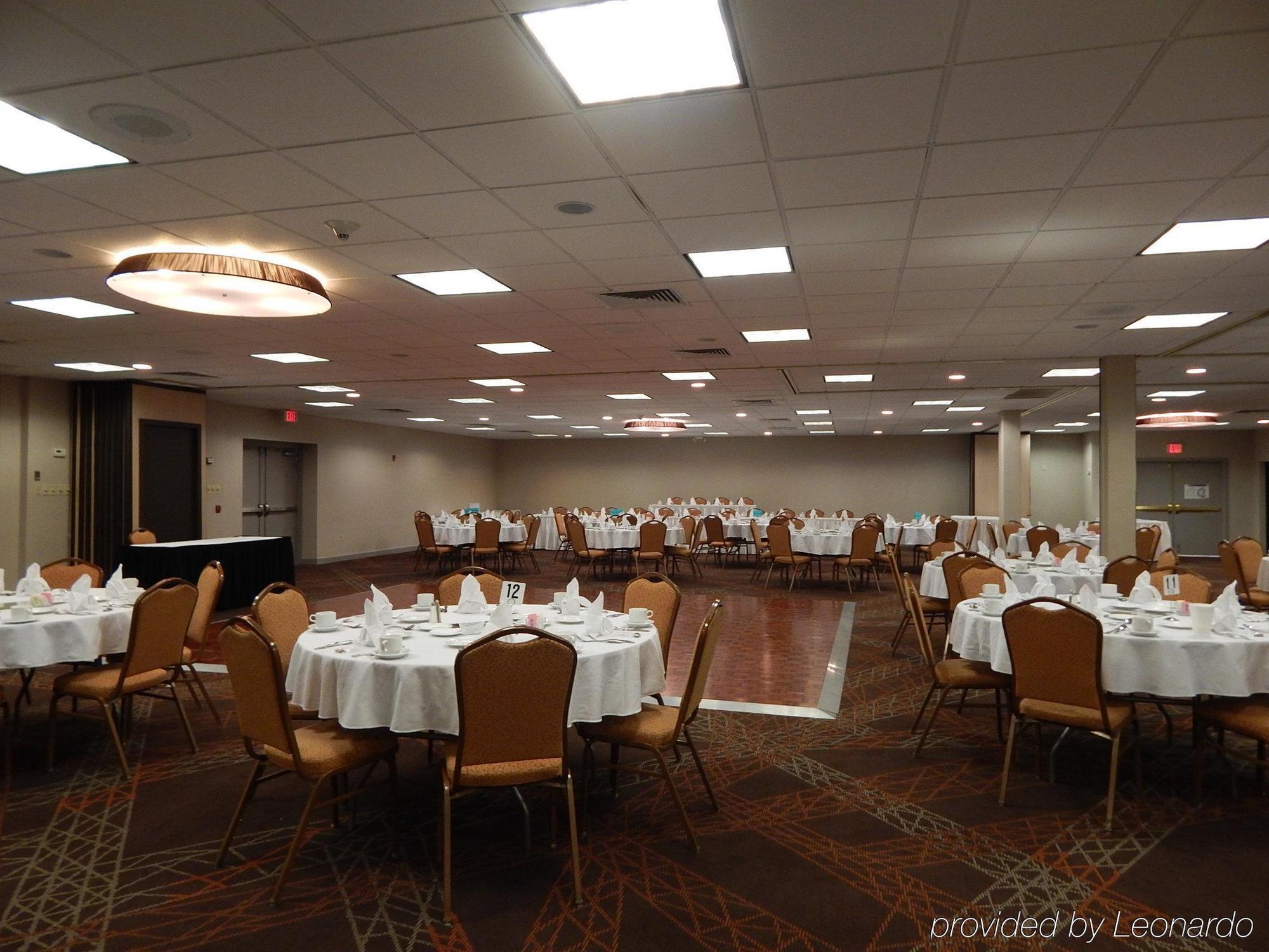 Hotel Ramada By Wyndham Uniontown Esterno foto