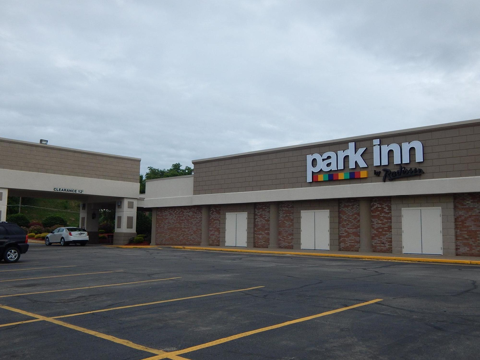 Hotel Ramada By Wyndham Uniontown Esterno foto