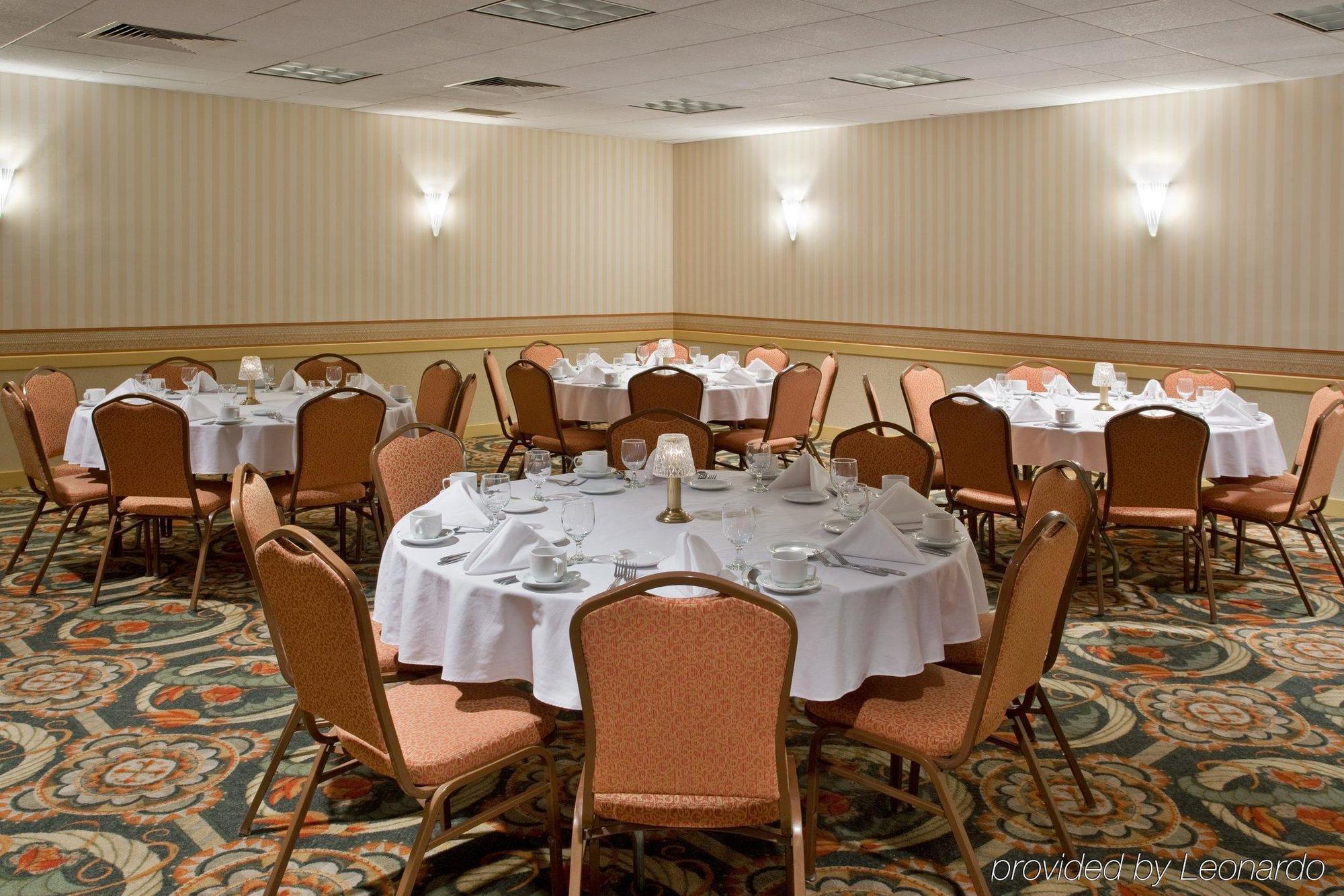 Hotel Ramada By Wyndham Uniontown Esterno foto