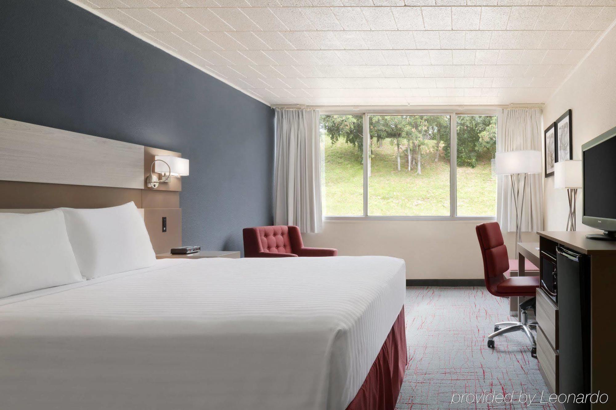 Hotel Ramada By Wyndham Uniontown Esterno foto