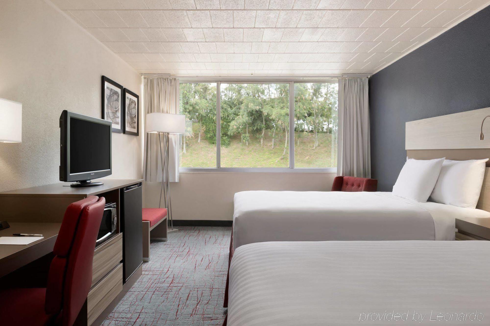 Hotel Ramada By Wyndham Uniontown Esterno foto