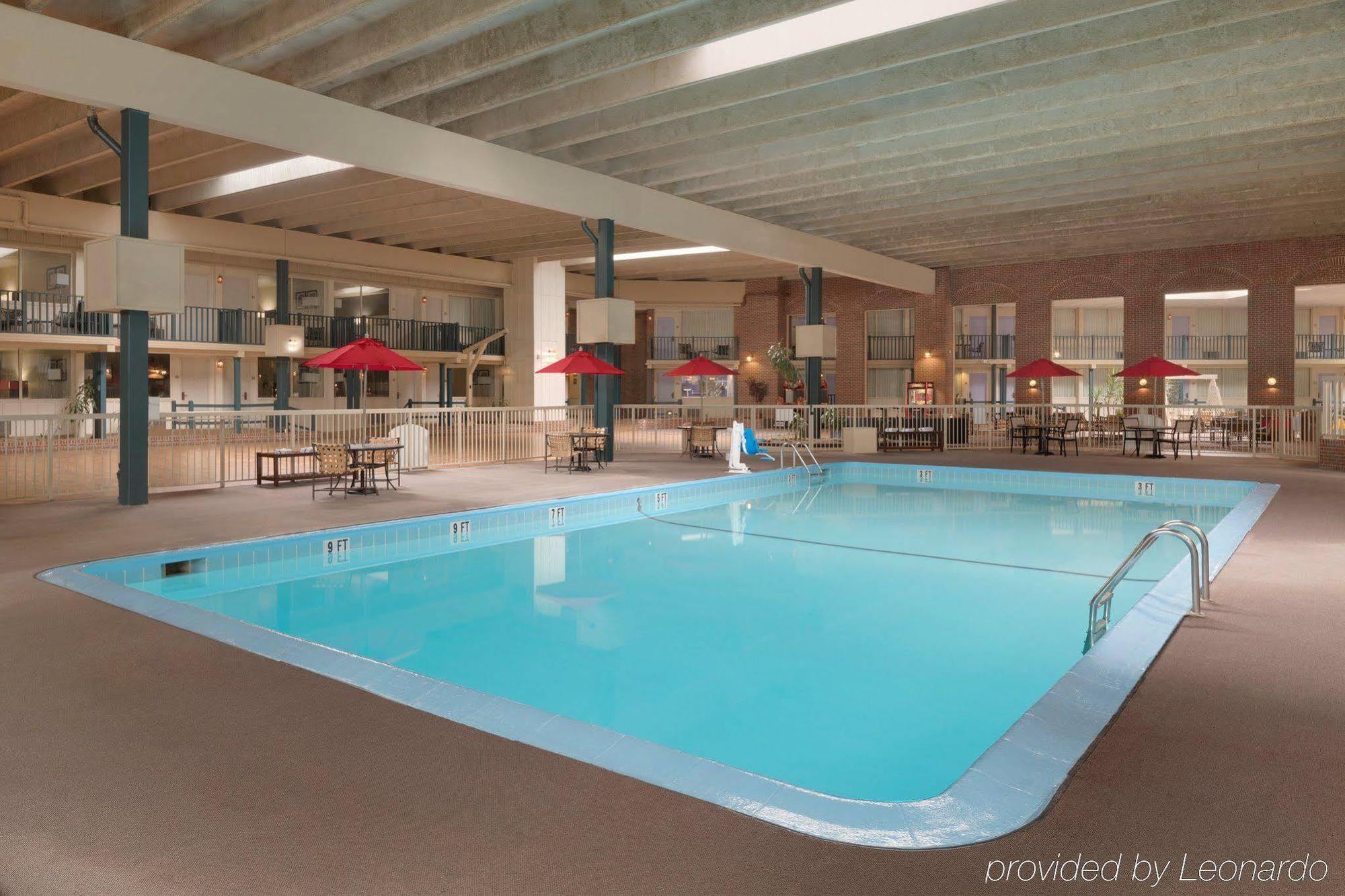 Hotel Ramada By Wyndham Uniontown Esterno foto