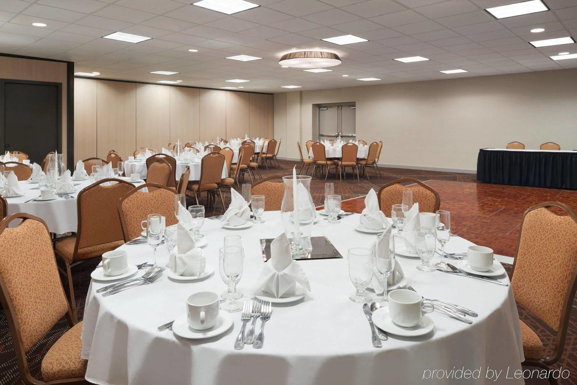 Hotel Ramada By Wyndham Uniontown Esterno foto