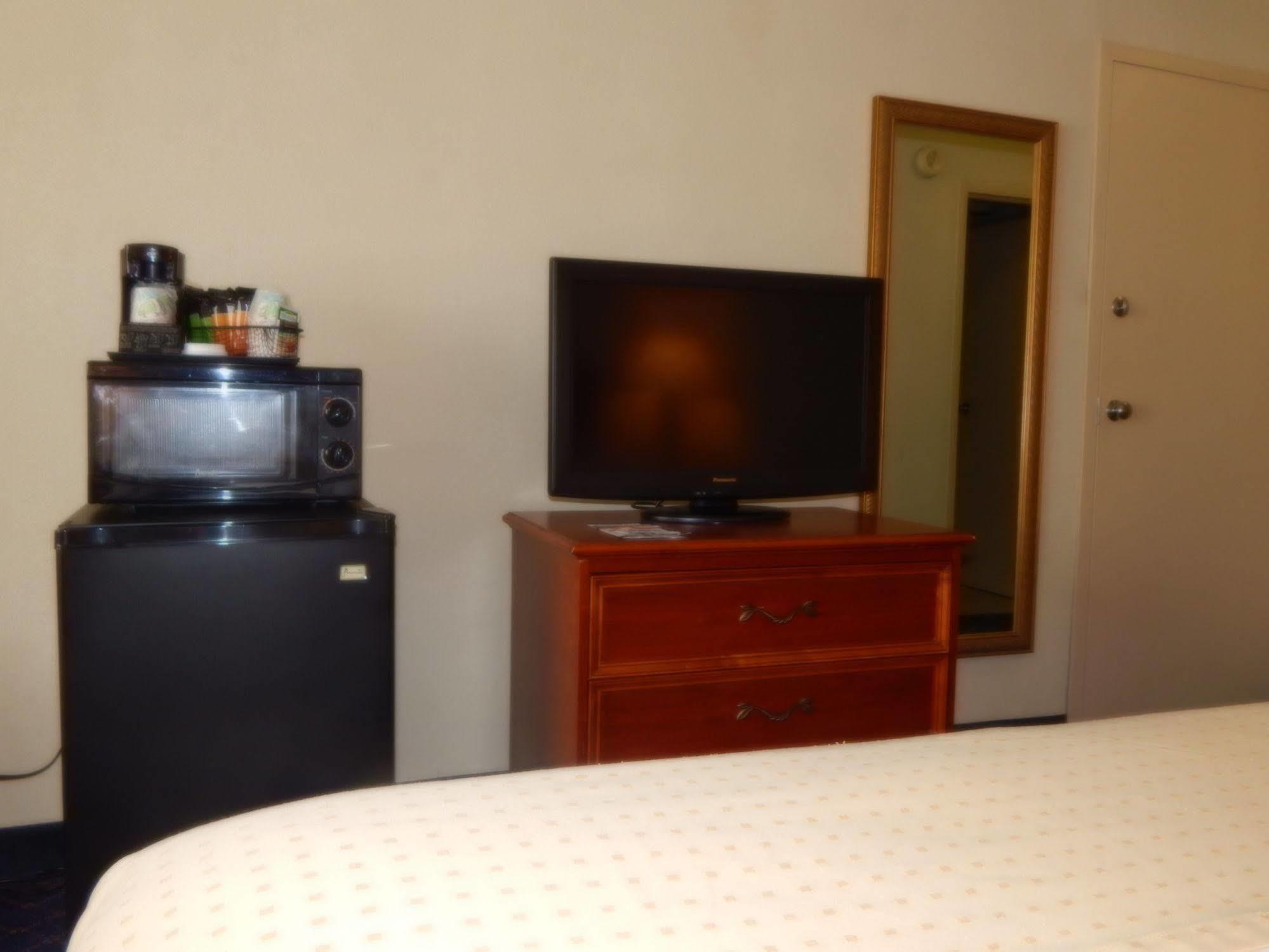 Hotel Ramada By Wyndham Uniontown Esterno foto