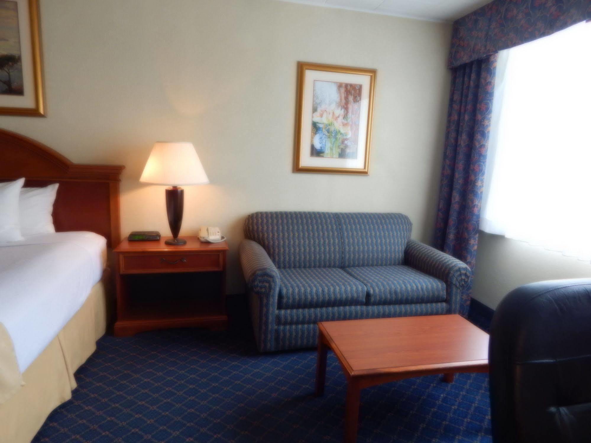 Hotel Ramada By Wyndham Uniontown Esterno foto