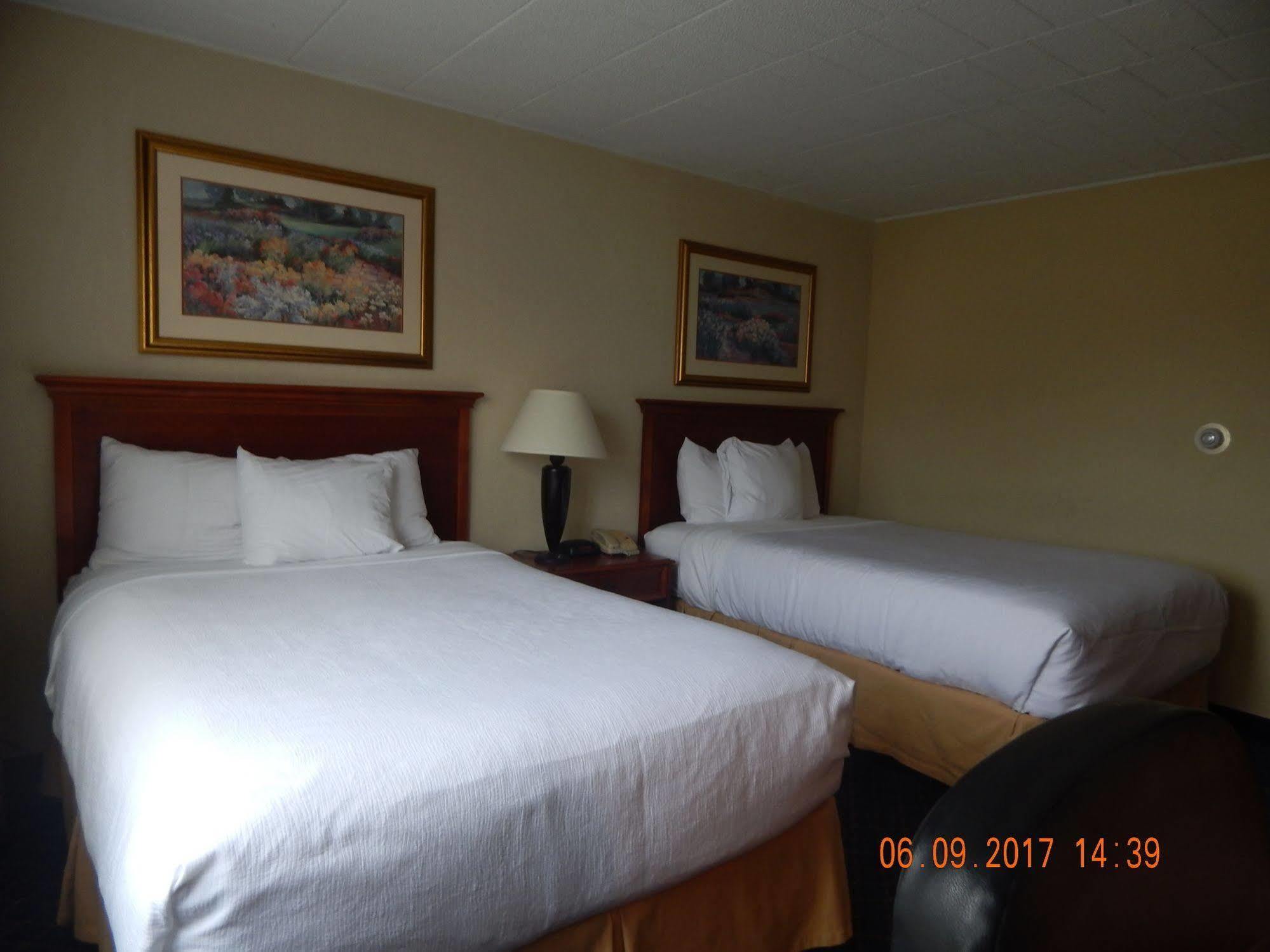 Hotel Ramada By Wyndham Uniontown Esterno foto