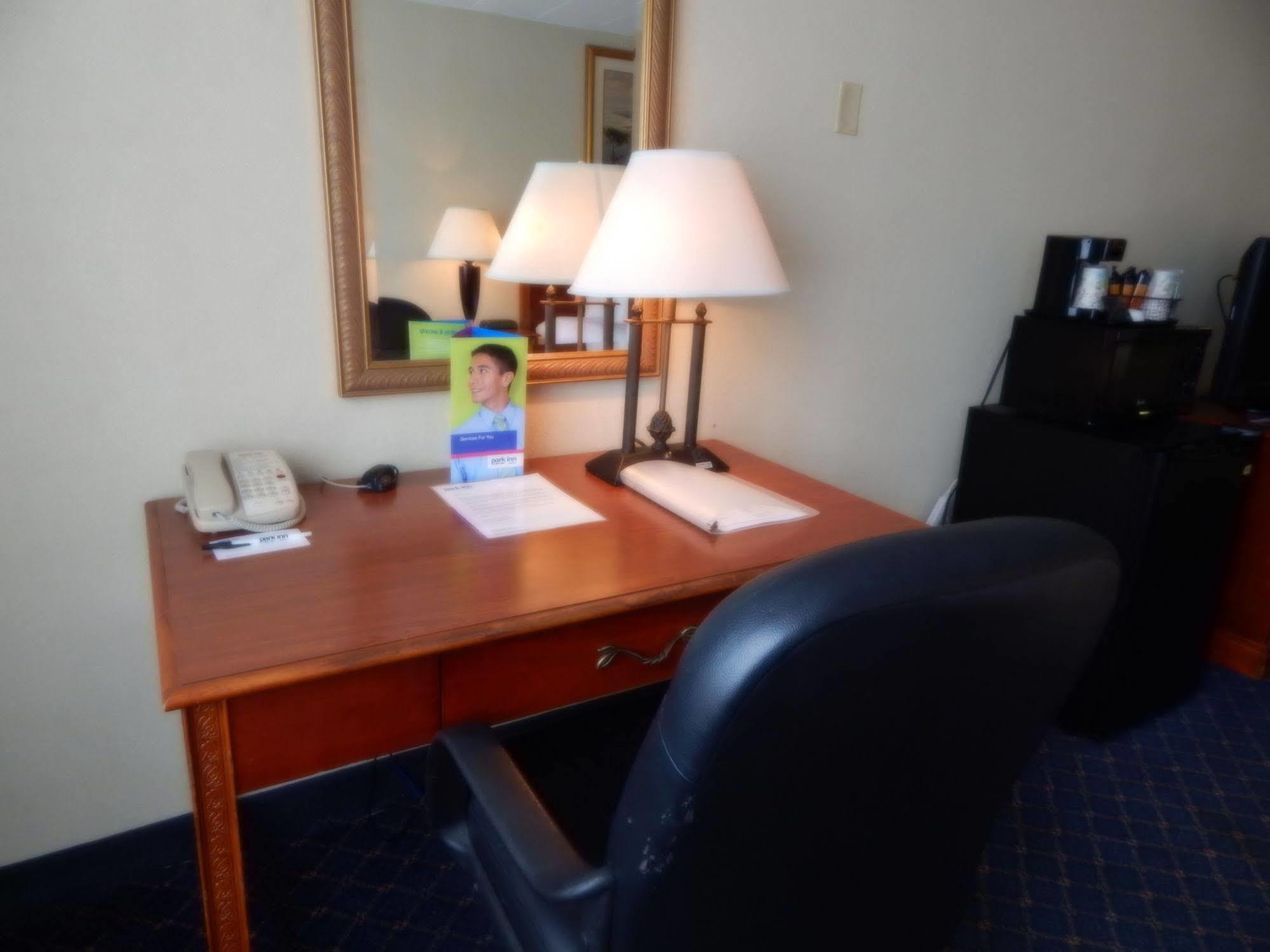 Hotel Ramada By Wyndham Uniontown Esterno foto