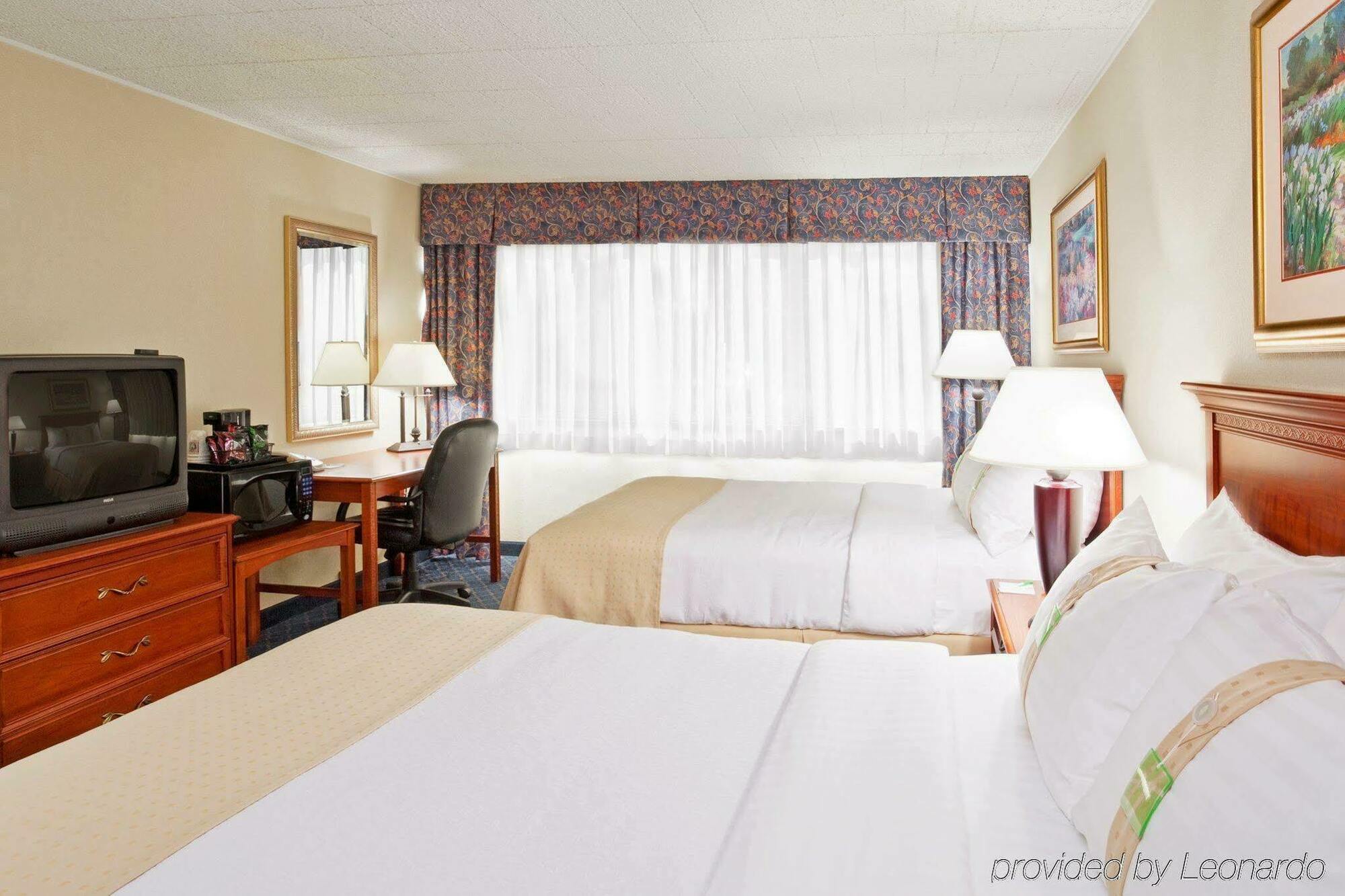 Hotel Ramada By Wyndham Uniontown Esterno foto